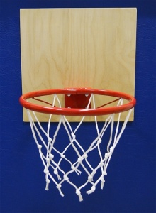Детская площадка Баскетбольное кольцо с деревянным щитом.